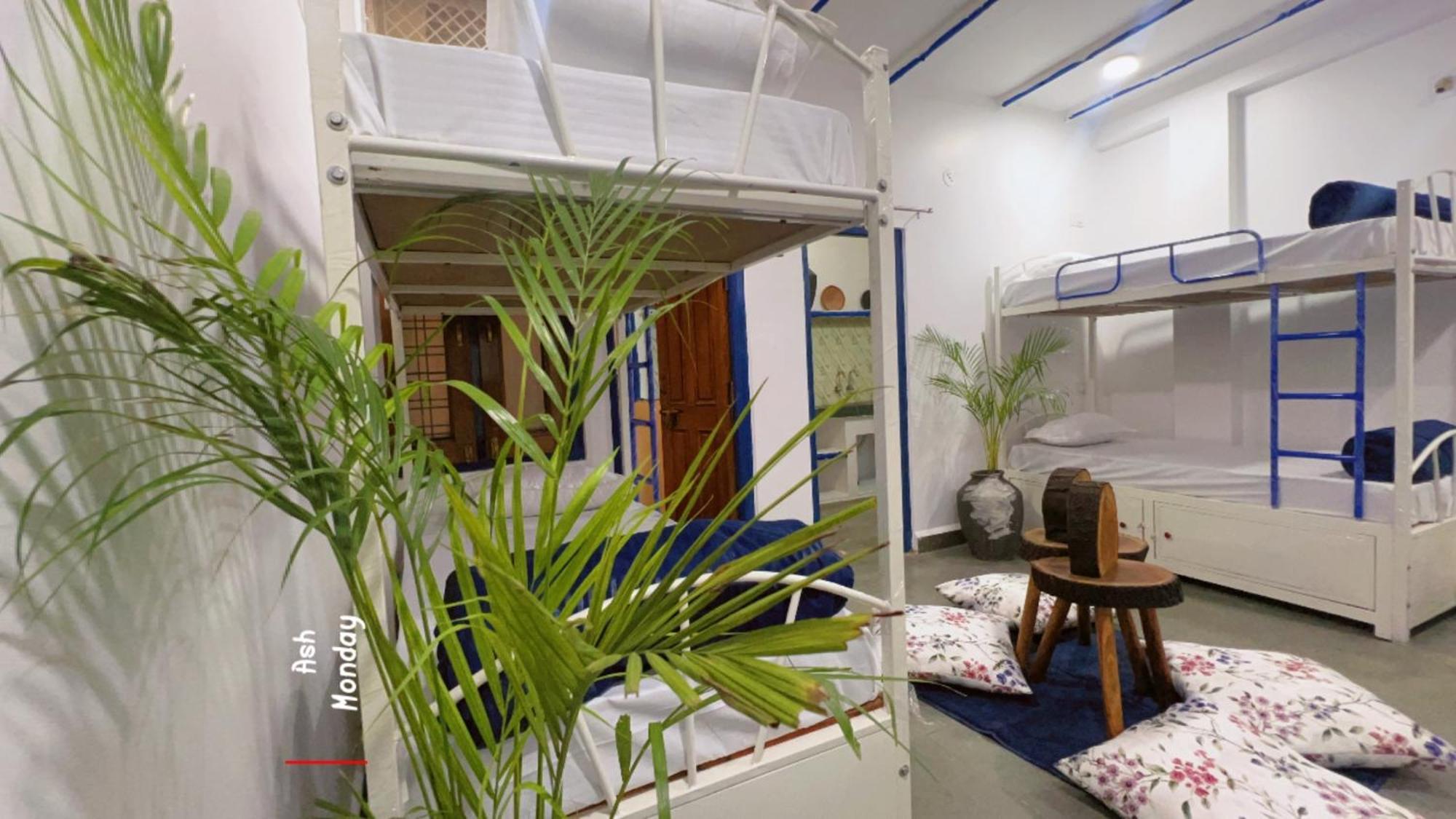 Pause Vandrarhem Ujjain Exteriör bild
